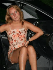 Petit cul de soumise attend vos grosses bites pour séance SM sympa